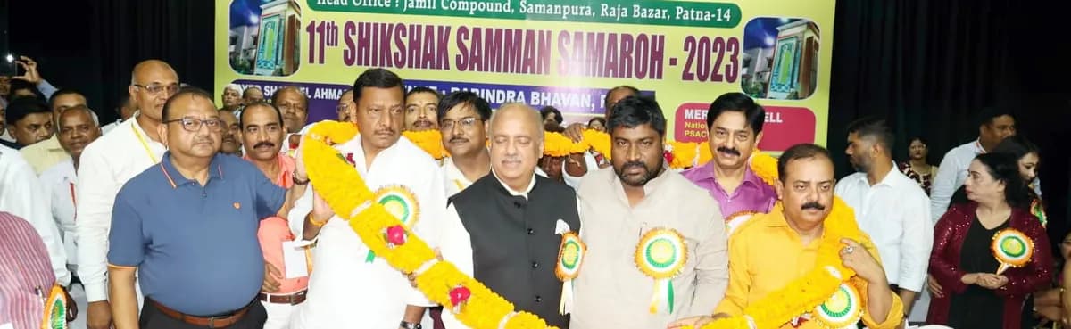 Guests on stage holding a marigold garland at the 11th Shikshak Samman Samaroh 2023